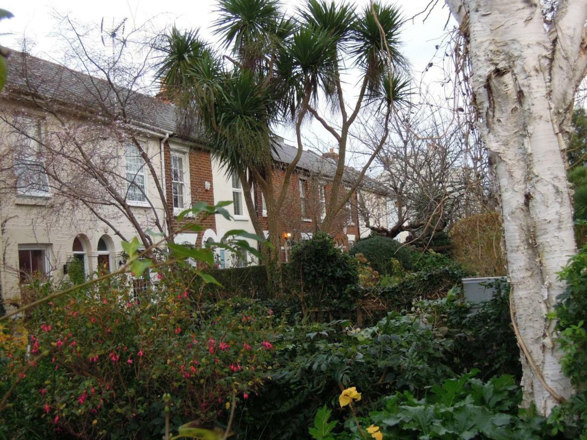 Pretty Victorian Cottage Portsmouth Exterior photo
